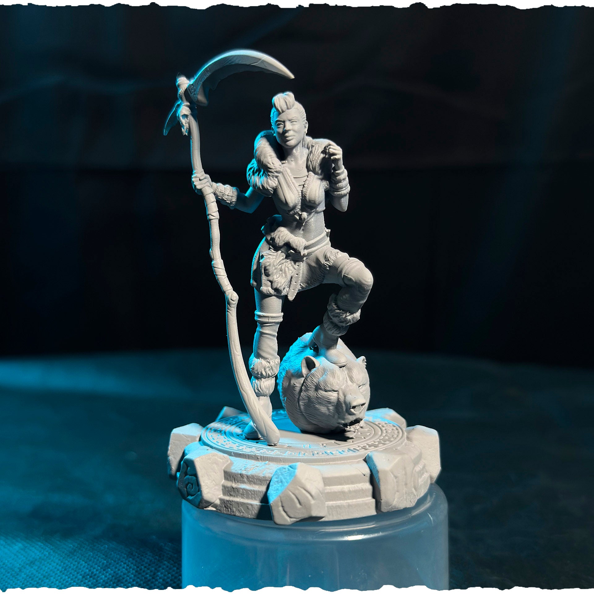 Północna Łowczyni z Kosą — widok z przodu, skala 32 mm