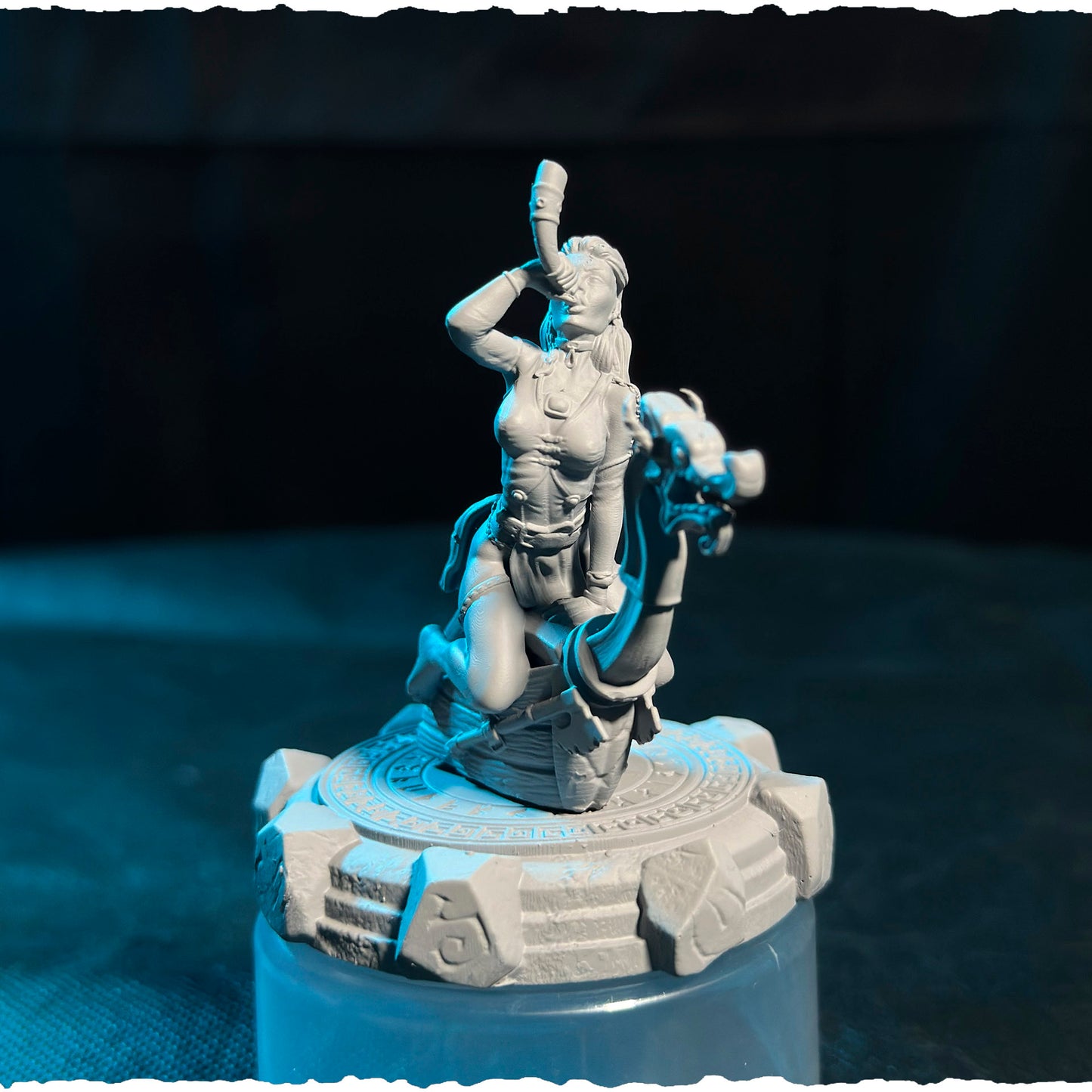 Północna Wzywająca z Rogiem — smocza rufa i zdobienia podstawki