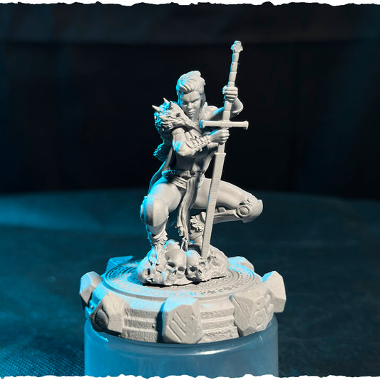 Północna Strażniczka z Mieczem — podstawka z czaszkami i runami