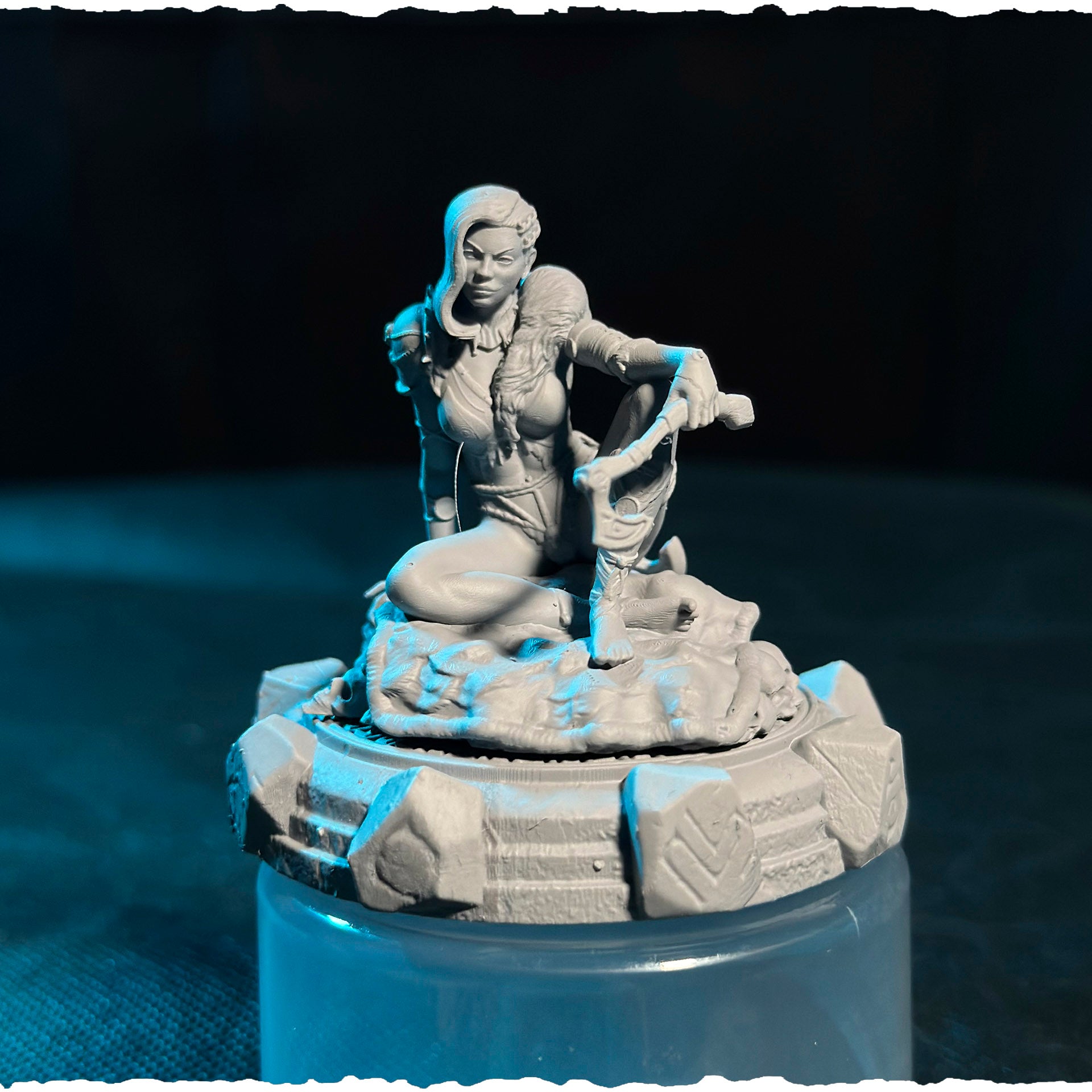 Północna Wojowniczka Ingrid — figurka na ozdobnej podstawce