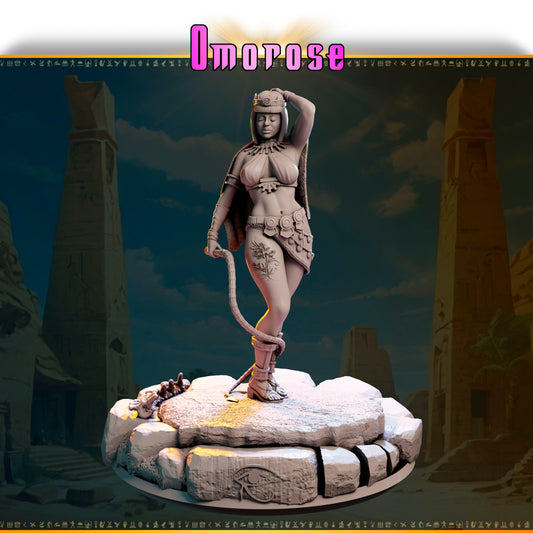 Omorose – Królowa Piasków — widok z przodu na pustynnej podstawce