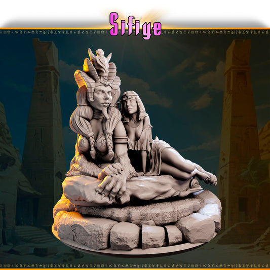 Sabah – Strażniczka Wschodniego Słońca — widok z przodu na pustynnej podstawce