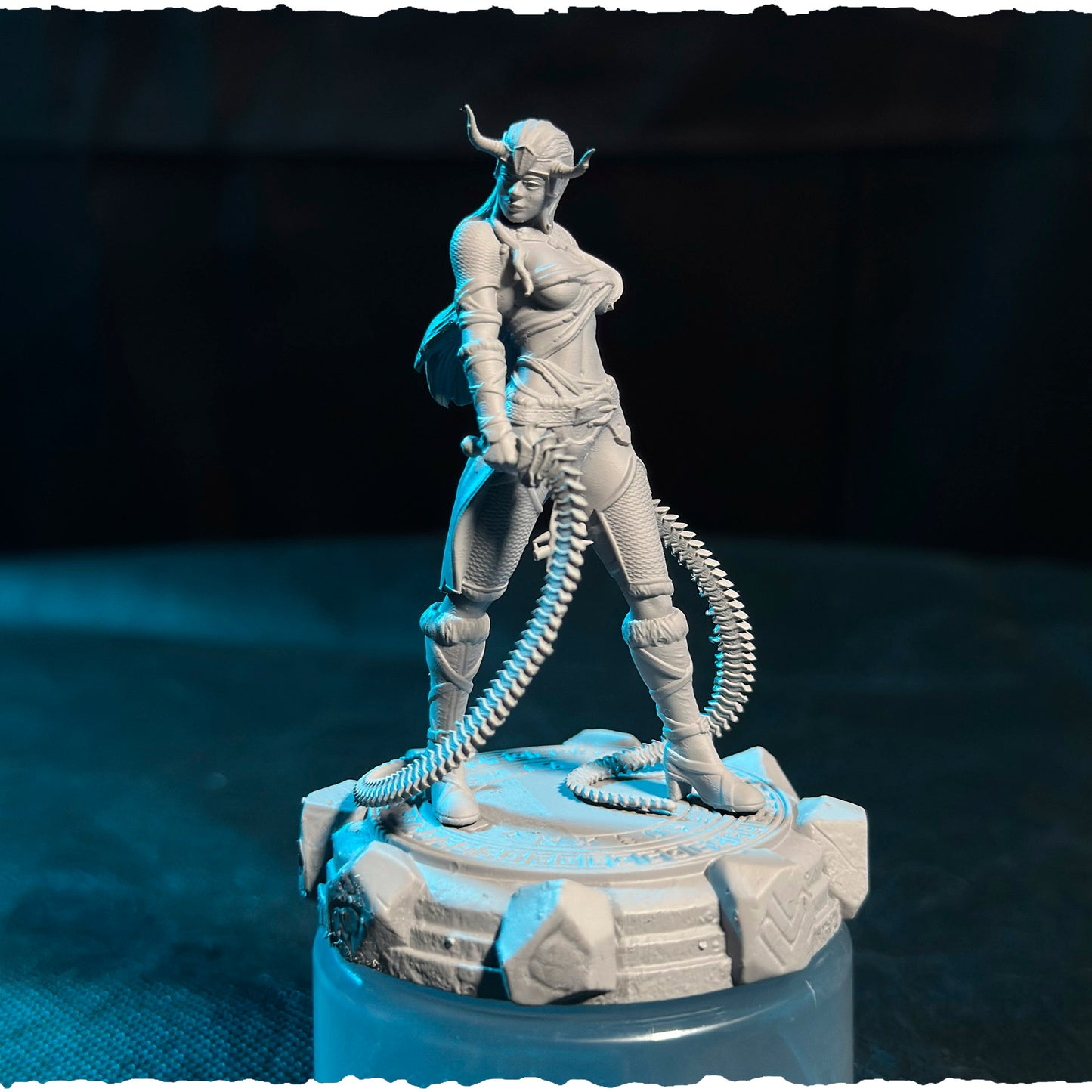 Północna Wojowniczka z Kolczastym Biczem — figurka na runicznej podstawce