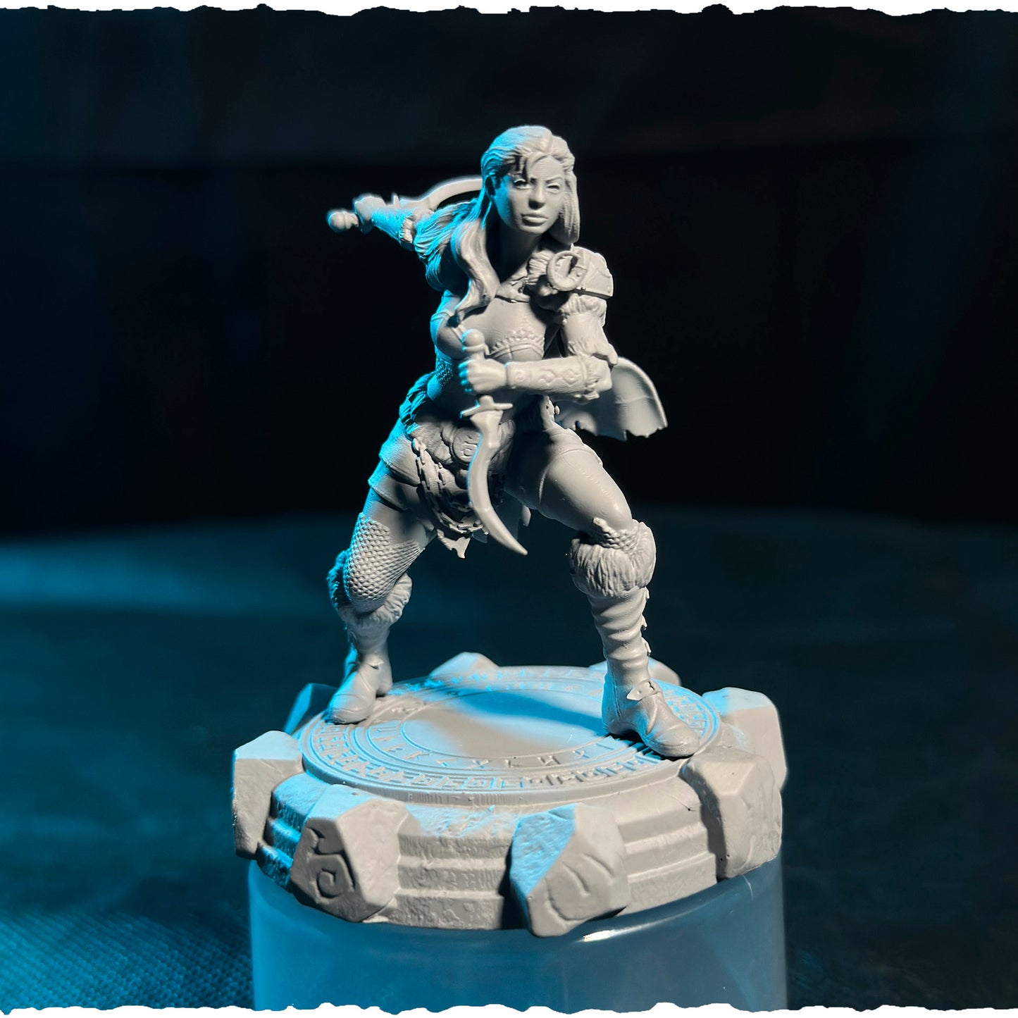 Północna Wojowniczka z Zakrzywionym Ostrzem — runiczna podstawka