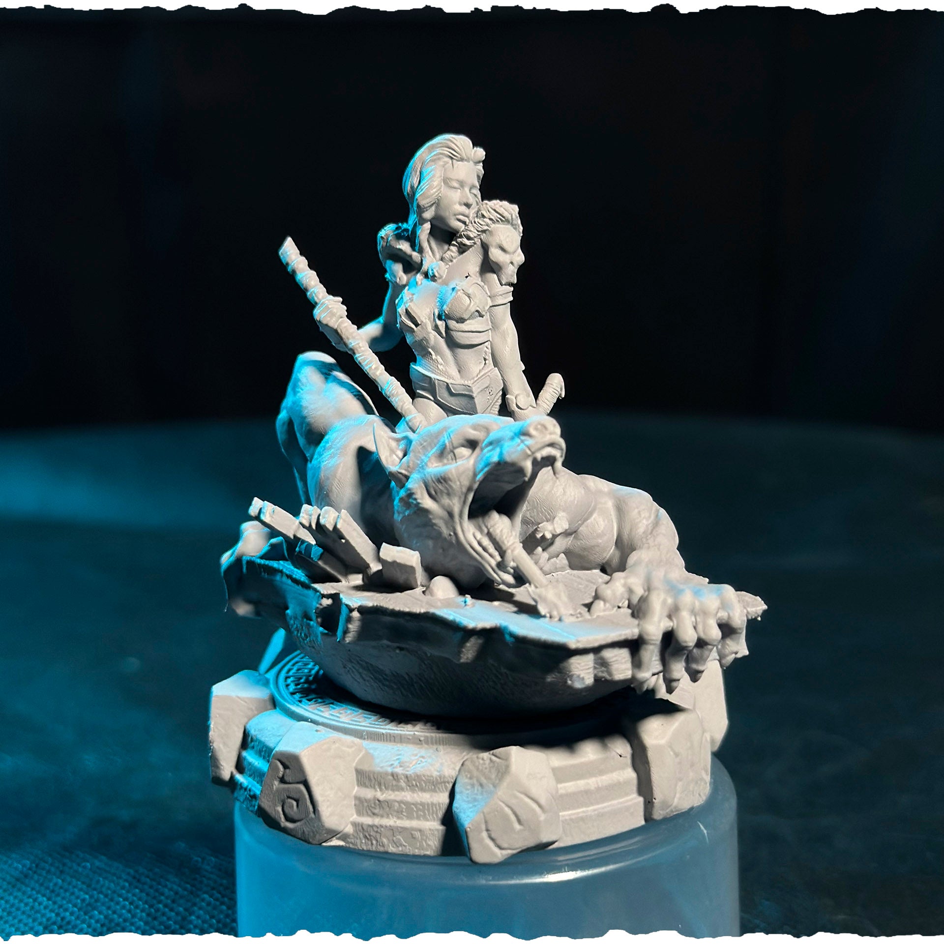 Północna Łowczyni z Bestią — widok z boku na podstawce z runami