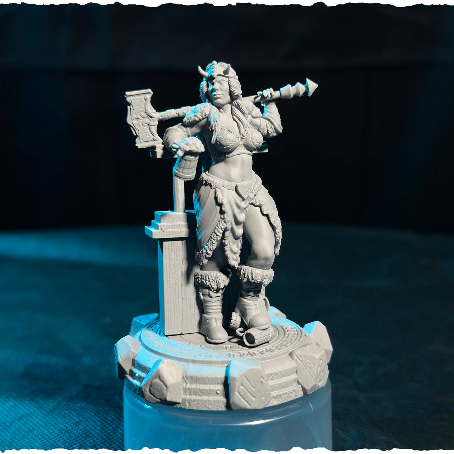 Północna Wojowniczka z Młotem 32 mm / 75 mm | Black Bird Miniatures | Ladies of the North