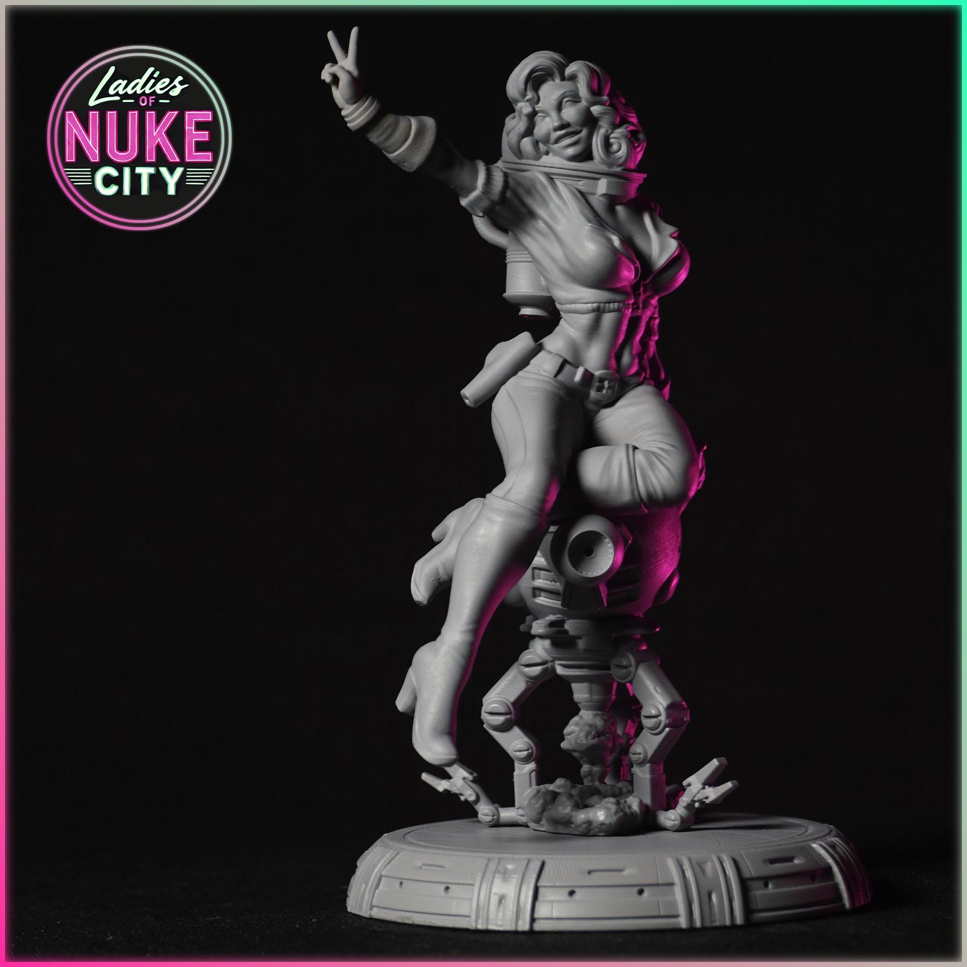 Luna Starling figurka żywiczna – Nuke City Ladies – Black Bird Miniatures