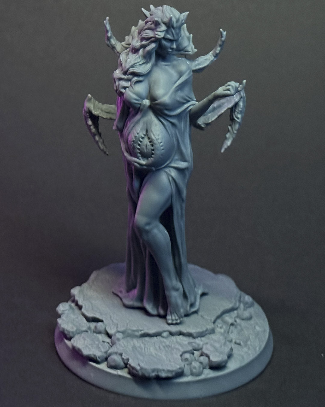 Ishkara - Queens of Chaos - Figurka  32mm/ 75mm - Black Bird Miniatures