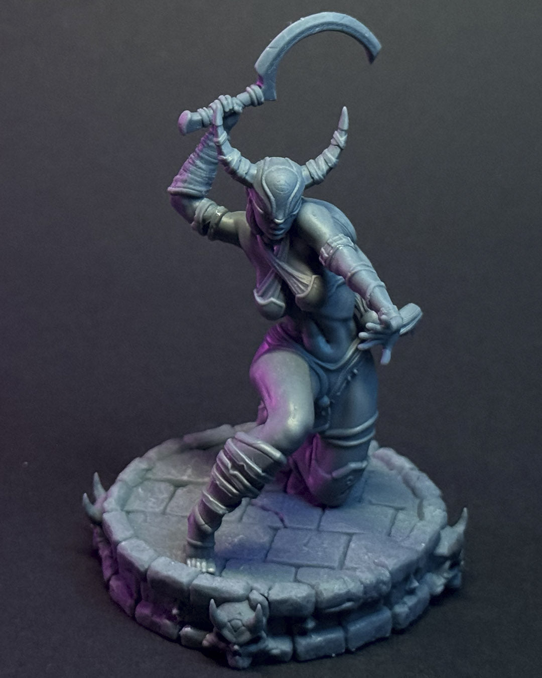 Korvessa – Königinnen des Chaos – Figur 32 mm / 75 mm – Black Bird Miniatures