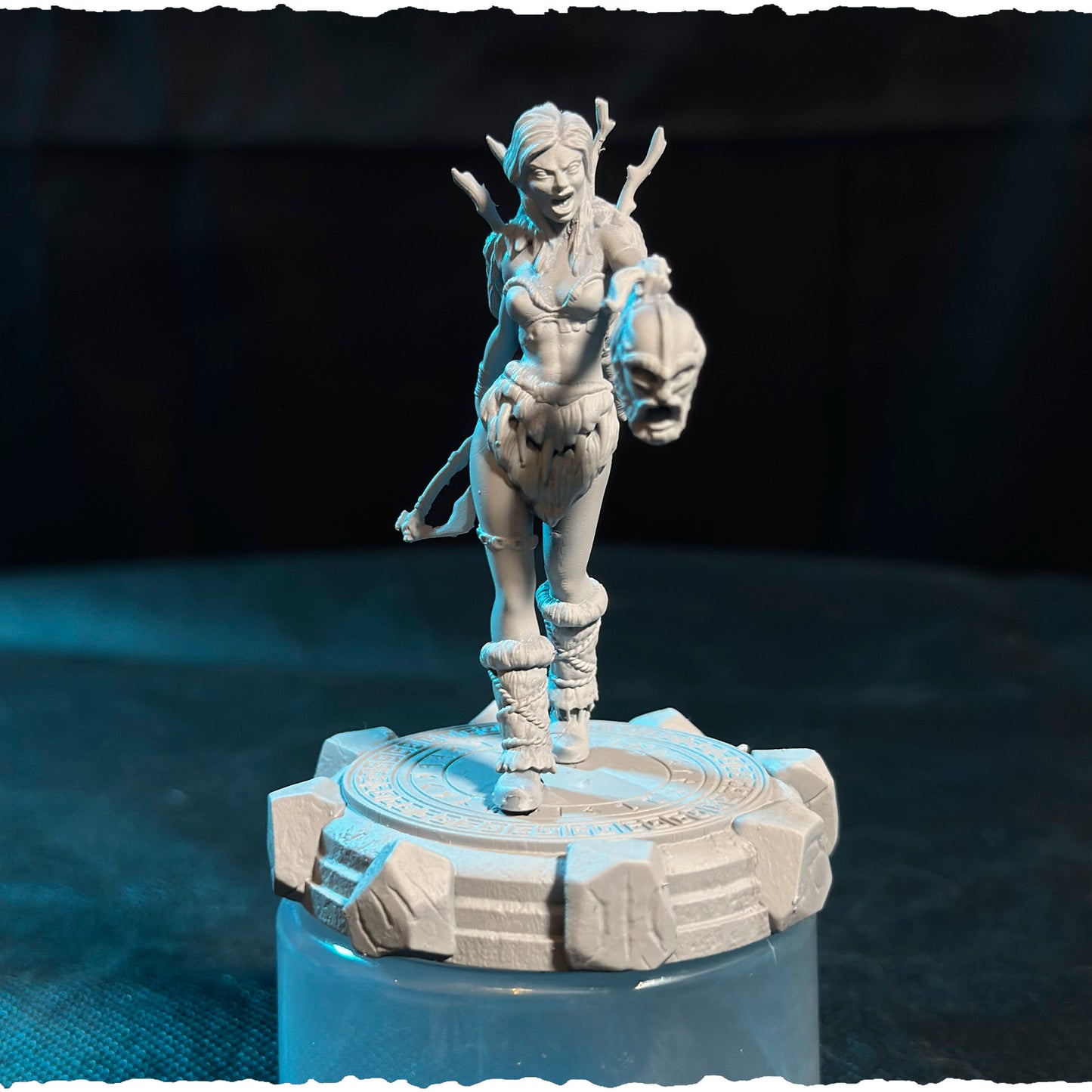 Północna Tropicielka z Trofeum — podstawka z runami