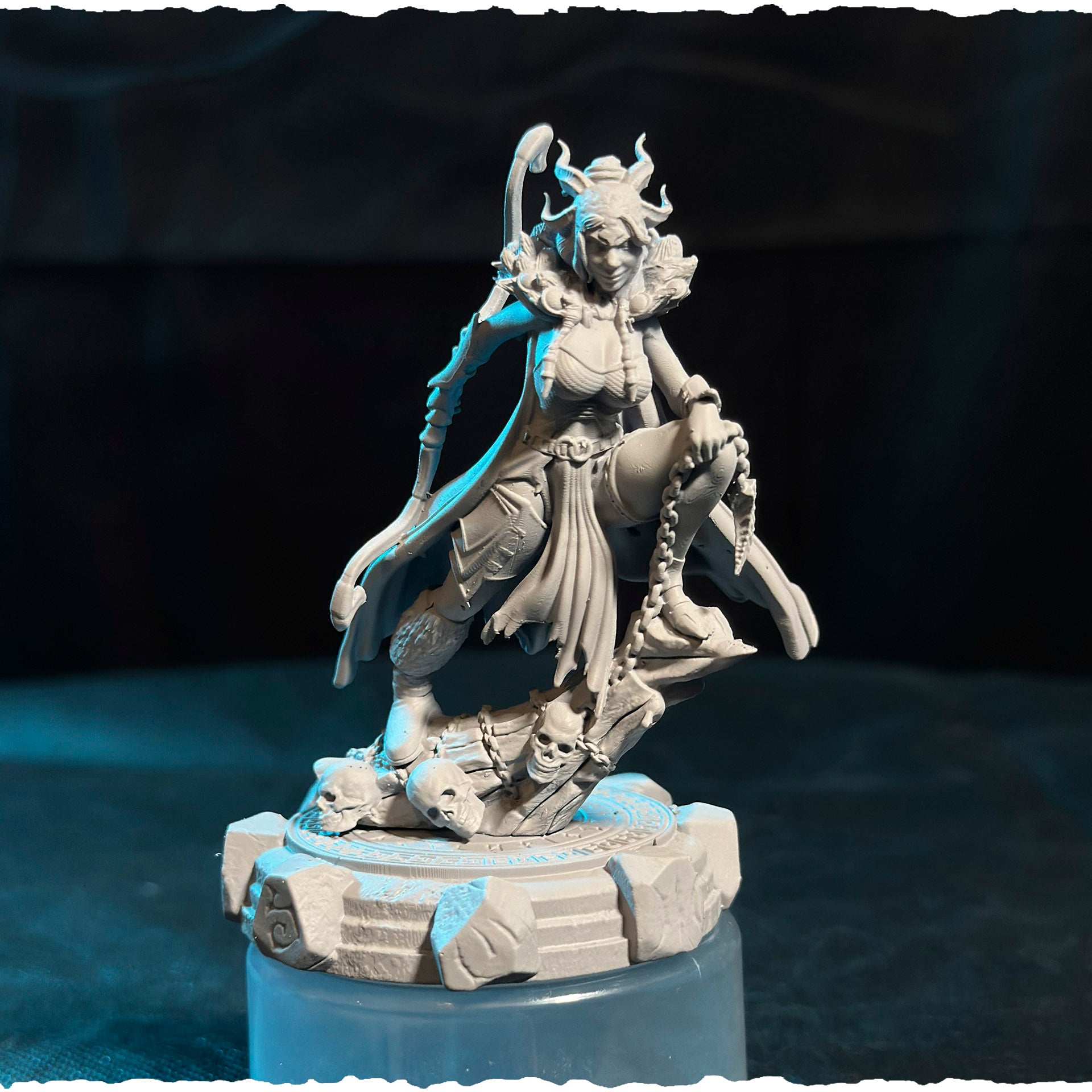 Północna Władczyni z Rogami — podstawka z czaszkami i łańcuchami