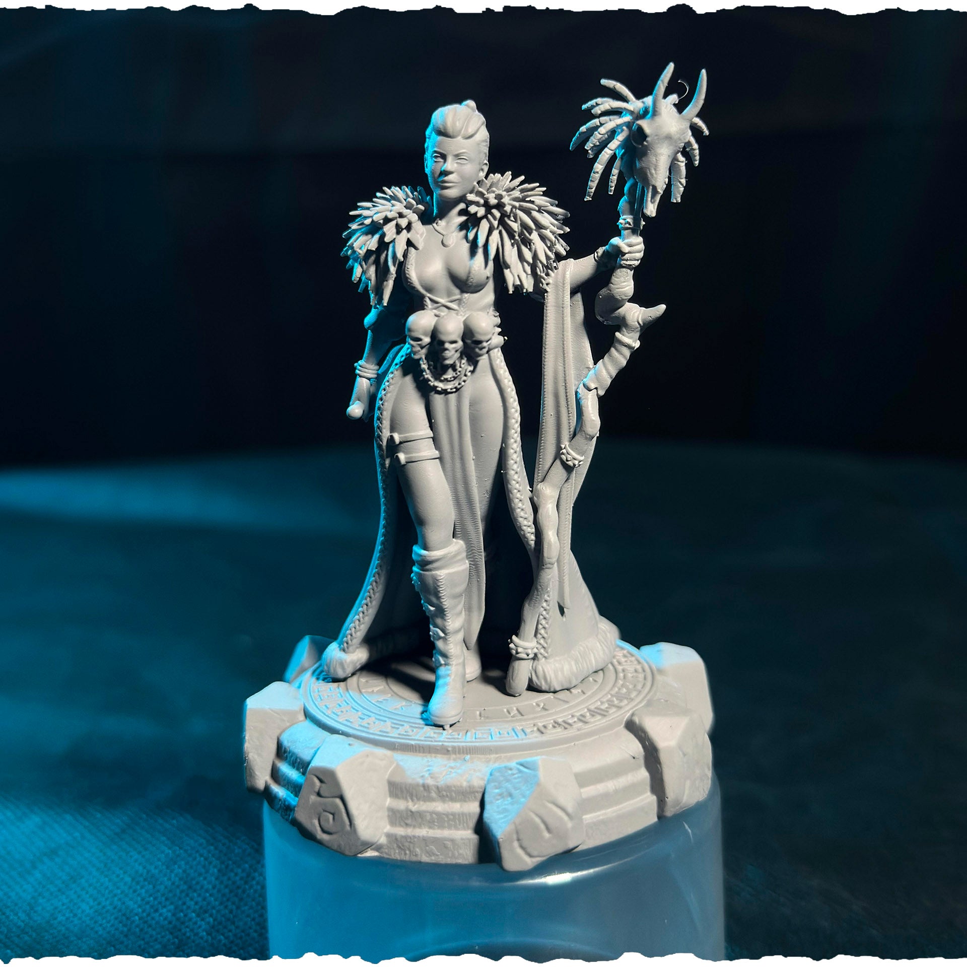 Północna Szamanka z Berłem Czaszki — runiczna podstawka