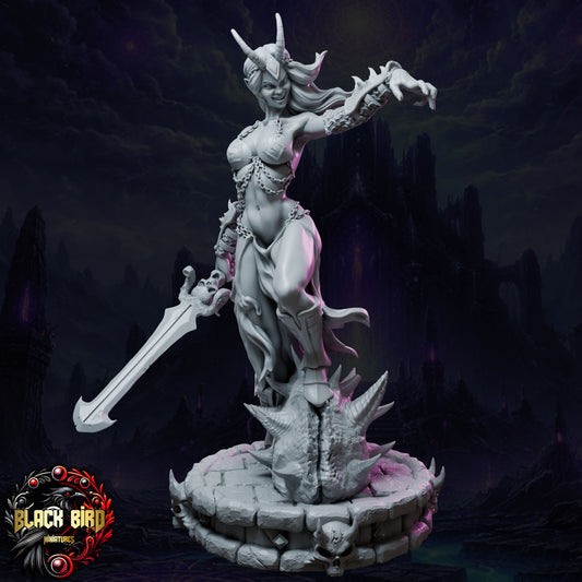 Zhaelyss – Königinnen des Chaos – Figur 32 mm / 75 mm – Black Bird Miniatures