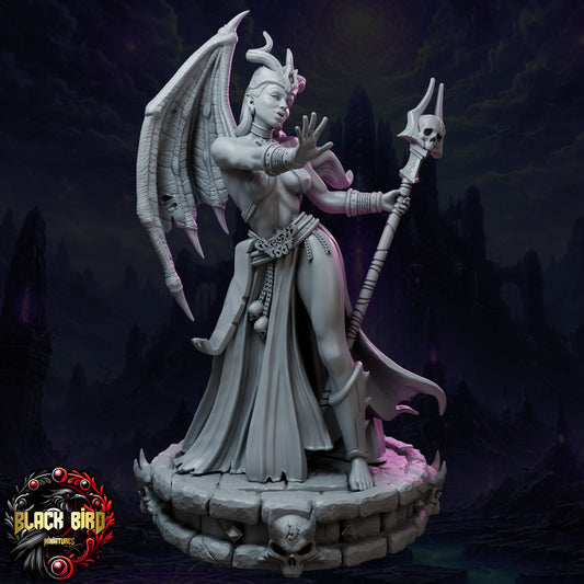 Zyphara – Königin des Chaos – Figur 32 mm / 75 mm – Black Bird Miniatures