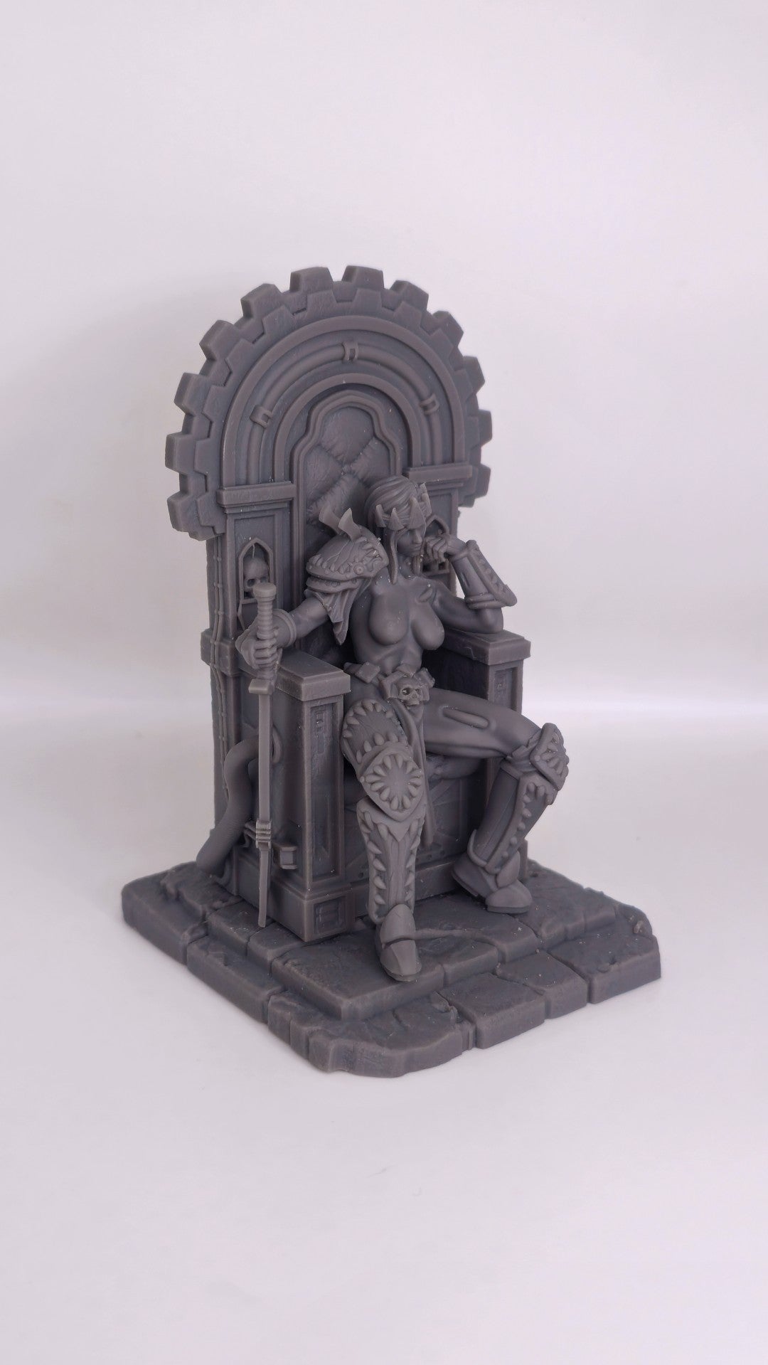 Zhaelyss – Königinnen des Chaos – Figur 32 mm / 75 mm – Black Bird Miniatures