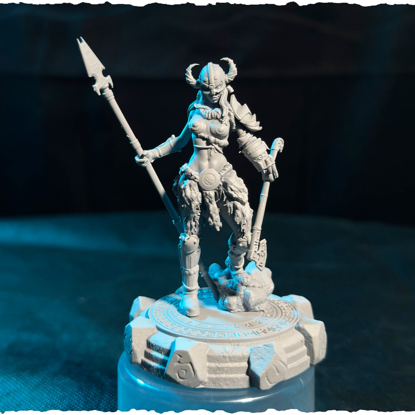 Północna Wojowniczka z Włócznią — figurka na kamiennej podstawce