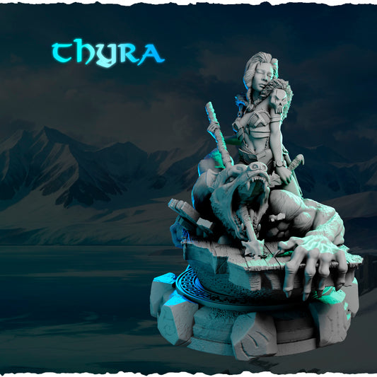 Północna Łowczyni z Bestią — widok z boku na podstawce z runami